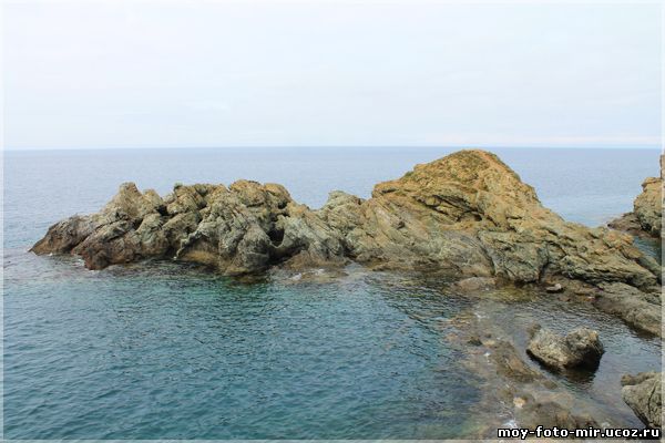 Морской пейзаж россыпь камней в море