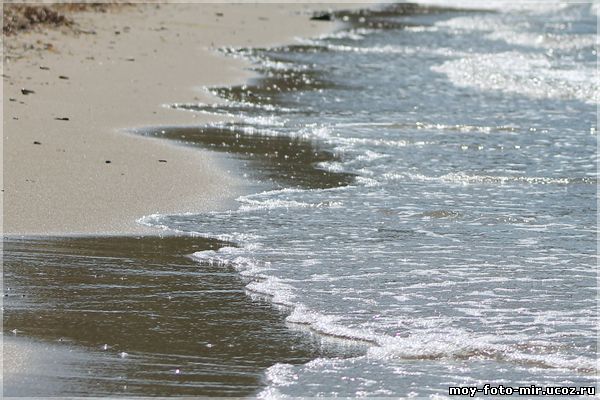 Волна морская отступает следы оставив на песке